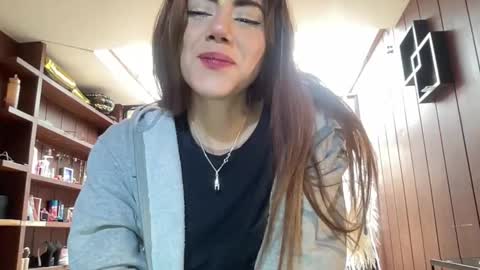 Snapshot of sexyaliceskay chatting on 12-17-25, 05:08 Alice Skay online show from 12-17-25, 05:08