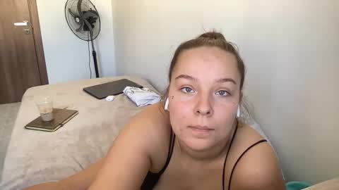 Snapshot of sexyayo666 chatting on 09-30-25, 11:15 ALAYA online show from 09-30-25, 11:15