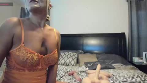 Snapshot of sexybeachmom chatting on 10-21-25, 10:32 sexybeachmom online show from 10-21-25, 10:32