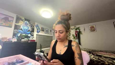 Snapshot of sexyblaxicanbabe chatting on 06-10-26, 06:12 Hollywood online show from 06-10-26, 06:12