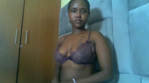 Snapshot of sexydolly16 chatting on 05-31-26, 12:56 davina online show from 05-31-26, 12:56