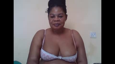 Snapshot of sexydove2 chatting on 02-27-25, 07:12 EMILY online show from 02-27-25, 07:12