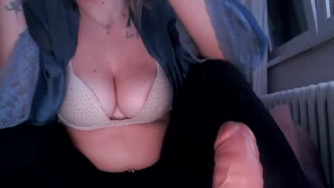 Snapshot of sexyella25 chatting on 01-29-25, 08:35 .... ............ Onlyfans online show from 01-29-25, 08:35