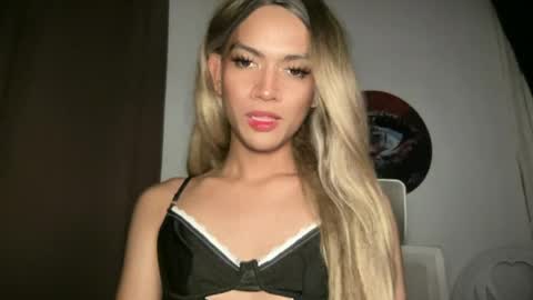 Snapshot of sexynakedweapon chatting on 06-19-26, 06:12 LIEZEL online show from 06-19-26, 06:12