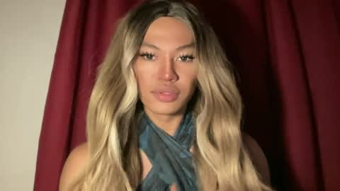 Snapshot of sexynakedweapon chatting on 06-24-26, 04:44 LIEZEL online show from 06-24-26, 04:44