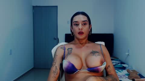 Snapshot of sexynatalia25 chatting on 12-07-24, 05:04 Natalia Duran online show from 12-07-24, 05:04