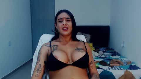 Snapshot of sexynatalia25 chatting on 12-19-24, 12:34 Natalia Duran online show from 12-19-24, 12:34