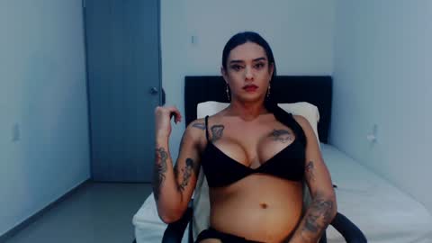 Snapshot of sexynatalia25 chatting on 01-16-25, 05:32 Natalia Duran online show from 01-16-25, 05:32