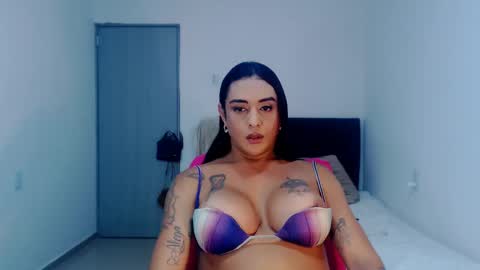 Snapshot of sexynatalia25 chatting on 03-09-25, 01:04 Natalia Duran online show from 03-09-25, 01:04