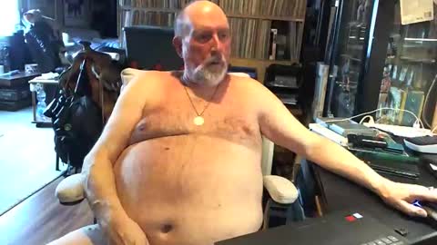 Snapshot of sexyolbear chatting on 04-02-26, 05:38 Grizz Lee Bear online show from 04-02-26, 05:38