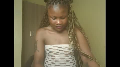 queenivy online show from 11-04-25, 03:05