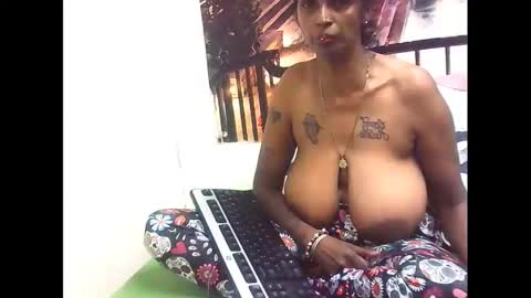 Snapshot of sexyva4u2luv chatting on 02-25-25, 12:13 sexyva4u2luv online show from 02-25-25, 12:13