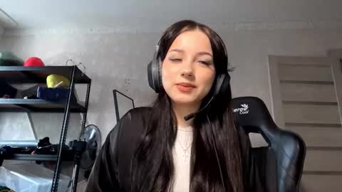 Snapshot of shanaecornish chatting on 10-19-25, 06:25 Viola online show from 10-19-25, 06:25