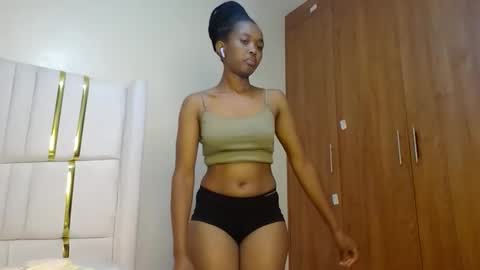 Snapshot of shanizz001 chatting on 02-25-25, 12:25 shanizz online show from 02-25-25, 12:25