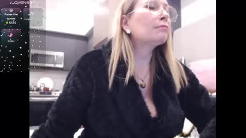 Snapshot of shannon07 chatting on 12-22-25, 04:09 Shannon07 online show from 12-22-25, 04:09