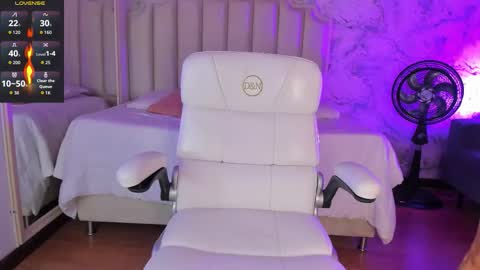 Snapshot of shantal_thompson21 chatting on 11-14-25, 04:33 Shantal online show from 11-14-25, 04:33