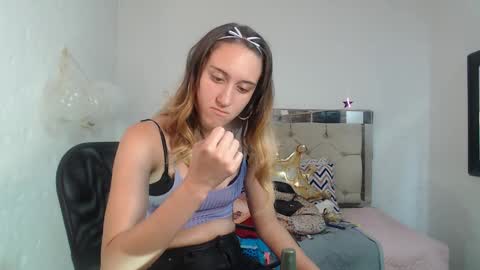 Snapshot of sharlotte__jones chatting on 01-20-25, 03:18 Sara online show from 01-20-25, 03:18