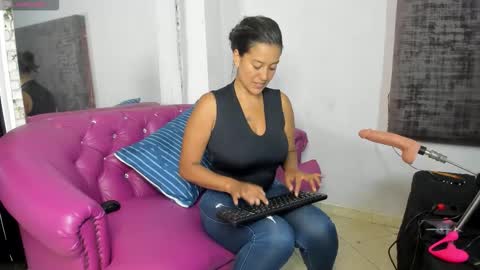 sharoncute16 online show from 12-19-25, 09:33