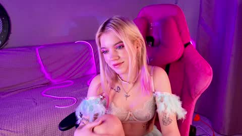 Snapshot of shawty_blonde chatting on 01-13-25, 09:31 Lola online show from 01-13-25, 09:31