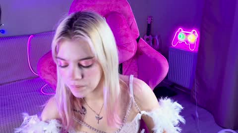 Snapshot of shawty_blonde chatting on 01-19-25, 06:32 Lola online show from 01-19-25, 06:32