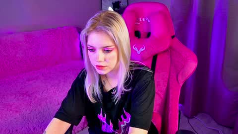 Snapshot of shawty_blonde chatting on 02-04-25, 09:41 Lola online show from 02-04-25, 09:41