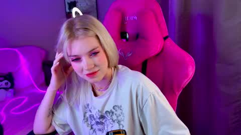Snapshot of shawty_blonde chatting on 02-15-25, 01:10 Lola online show from 02-15-25, 01:10