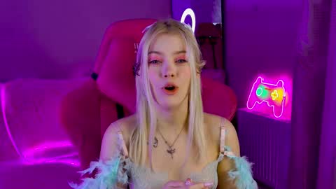 Snapshot of shawty_blonde chatting on 02-20-25, 10:15 Lola online show from 02-20-25, 10:15