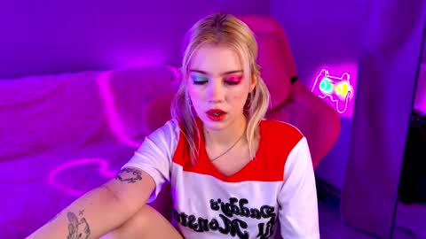 Snapshot of shawty_blonde chatting on 02-28-25, 11:45 Lola online show from 02-28-25, 11:45