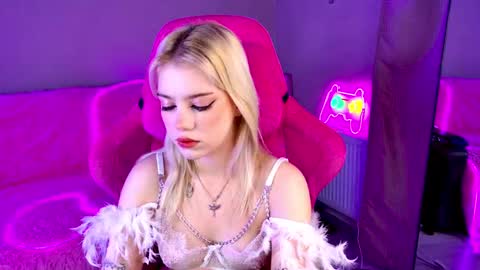 Snapshot of shawty_blonde chatting on 03-03-25, 12:15 Lola online show from 03-03-25, 12:15
