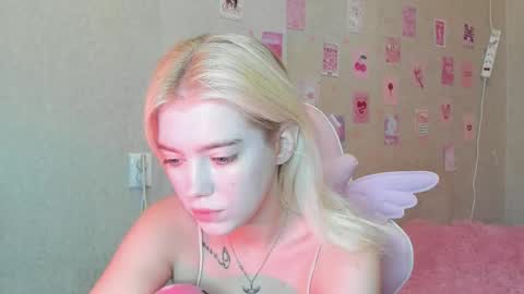 Snapshot of shawty_blonde chatting on 09-14-25, 06:29 Lola online show from 09-14-25, 06:29