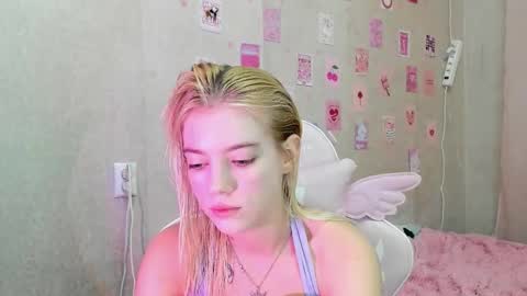 Snapshot of shawty_blonde chatting on 09-19-25, 06:08 Lola online show from 09-19-25, 06:08