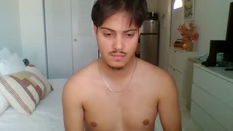 Snapshot of shezadeboy chatting on 10-02-25, 04:36 shezadeboy online show from 10-02-25, 04:36