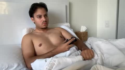 Snapshot of shezadeboy chatting on 06-07-26, 01:15 shezadeboy online show from 06-07-26, 01:15
