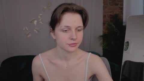 Snapshot of shine_vivi chatting on 04-18-26, 01:26 Vivi online show from 04-18-26, 01:26