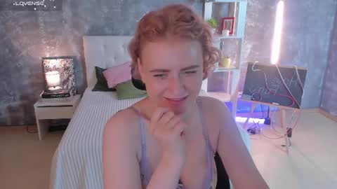 Snapshot of shiny_lisss chatting on 07-28-26, 01:45 Lisa online show from 07-28-26, 01:45