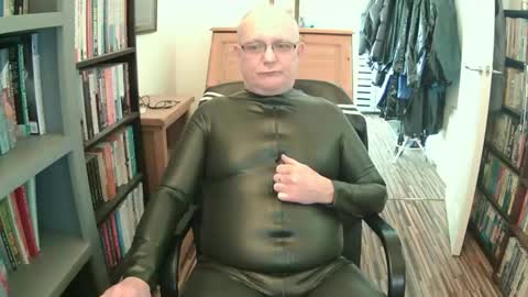 Snapshot of shinygary chatting on 02-16-26, 01:07 Shiny Gary online show from 02-16-26, 01:07