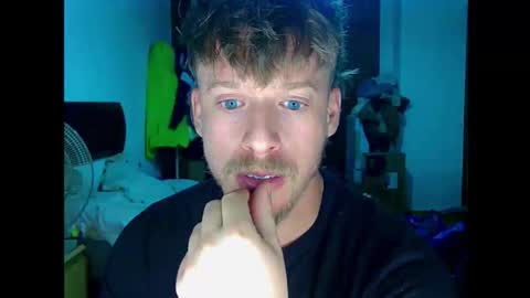 Snapshot of shirtless_dj chatting on 11-19-25, 02:11 Cick Goreskin online show from 11-19-25, 02:11