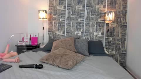 SHOFIA online show from 02-16-25, 01:03