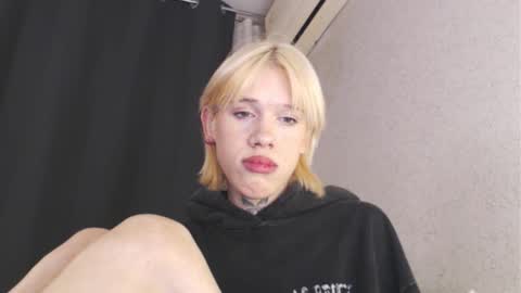 Snapshot of shortskrt chatting on 02-24-26, 06:06 polii and alisa online show from 02-24-26, 06:06