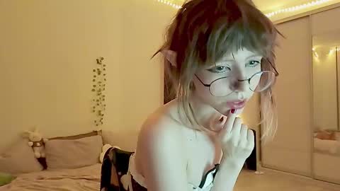 Snapshot of shushencii chatting on 09-10-25, 11:05 Aria online show from 09-10-25, 11:05