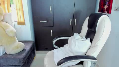 Snapshot of shy_angel4 chatting on 02-23-26, 09:45 Nahomy online show from 02-23-26, 09:45