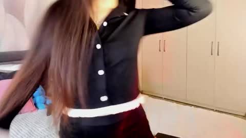 Mika online show from 11-19-25, 03:06