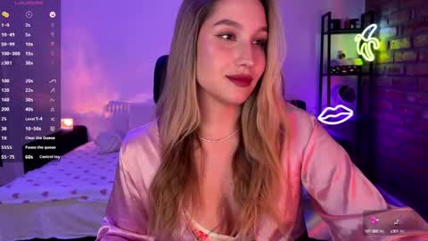 Snapshot of shy_bee chatting on 10-17-25, 12:36 Alice online show from 10-17-25, 12:36