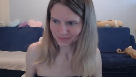 Snapshot of shy_moony chatting on 04-23-26, 04:31 just Alex online show from 04-23-26, 04:31