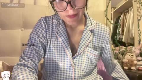 Snapshot of shyangie24 chatting on 09-27-25, 05:01 Angeline 3 independent come here when am horny... online show from 09-27-25, 05:01