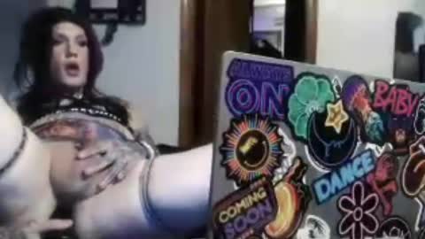 Snapshot of sickntwisted686 chatting on 08-10-26, 02:37 HungGirl online show from 08-10-26, 02:37