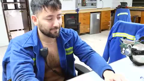 Snapshot of siegfriedll chatting on 11-08-25, 01:39 gily y pablo online show from 11-08-25, 01:39