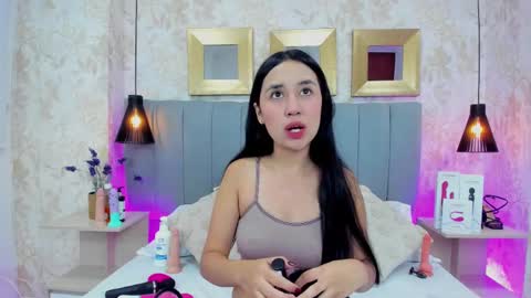 Snapshot of sienna_lorengb chatting on 02-12-25, 11:51 Camila Vargas online show from 02-12-25, 11:51