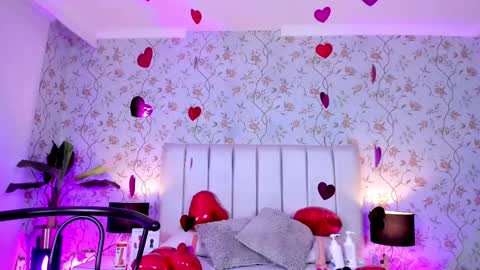 Snapshot of sienna_lorengb chatting on 02-14-25, 03:15 Camila Vargas online show from 02-14-25, 03:15