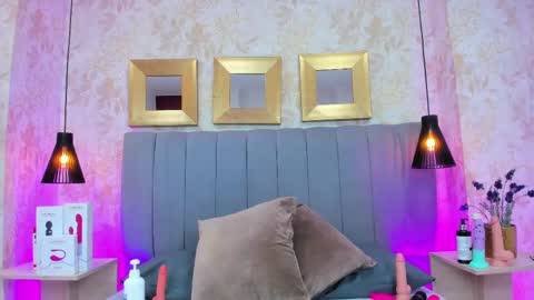 Snapshot of sienna_lorengb chatting on 02-21-25, 03:10 Camila Vargas online show from 02-21-25, 03:10